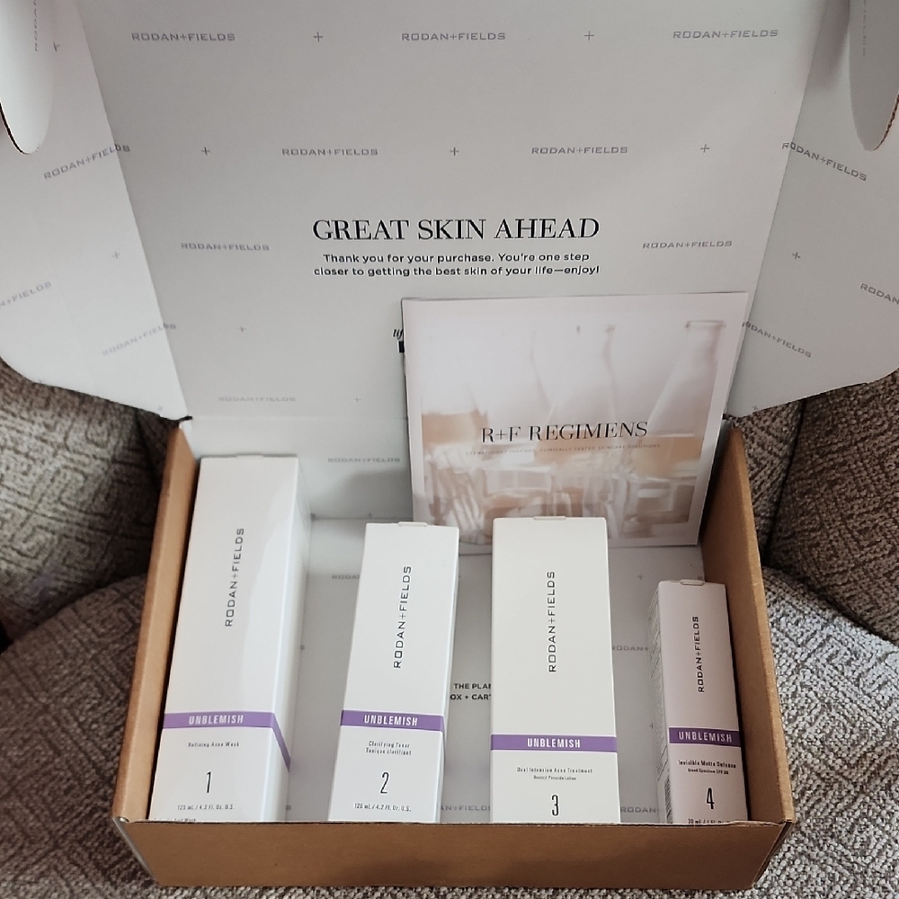 Rodan + Fields Unblemish Regimen Set - White with Purple Accents